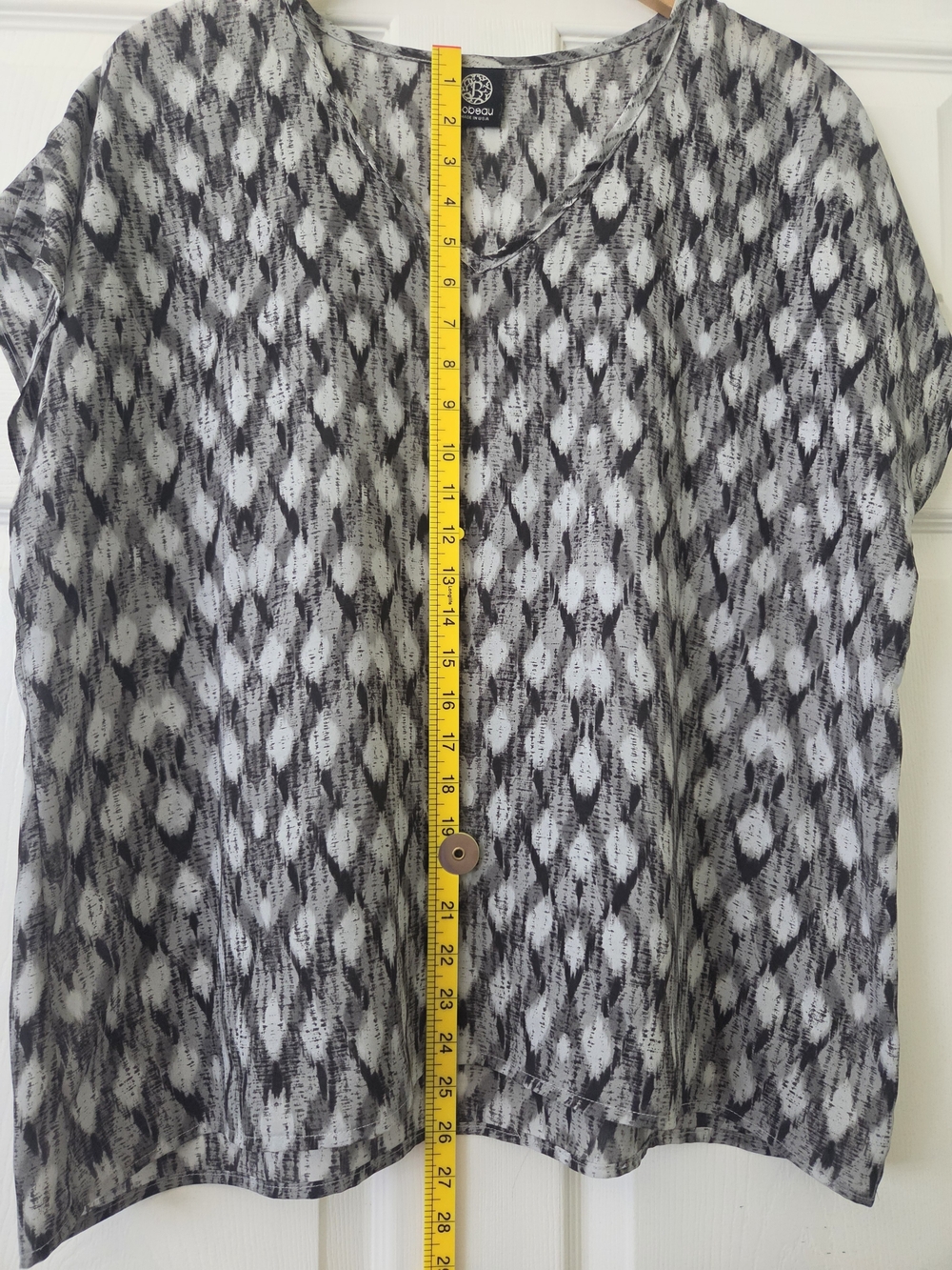 Bobeau Black and Gray Abstract Printed V-Neck Top Women's Large - Picture 4 of 7